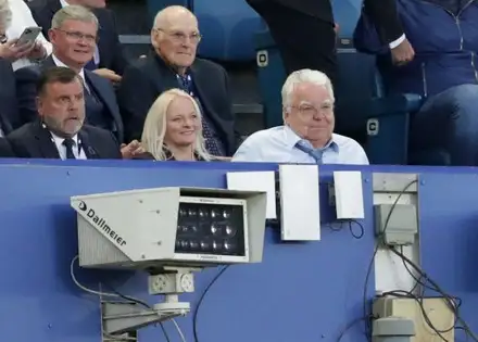 everton-chairman-bill-kenwright-looks-on-director's-440nw-13056187w.webp