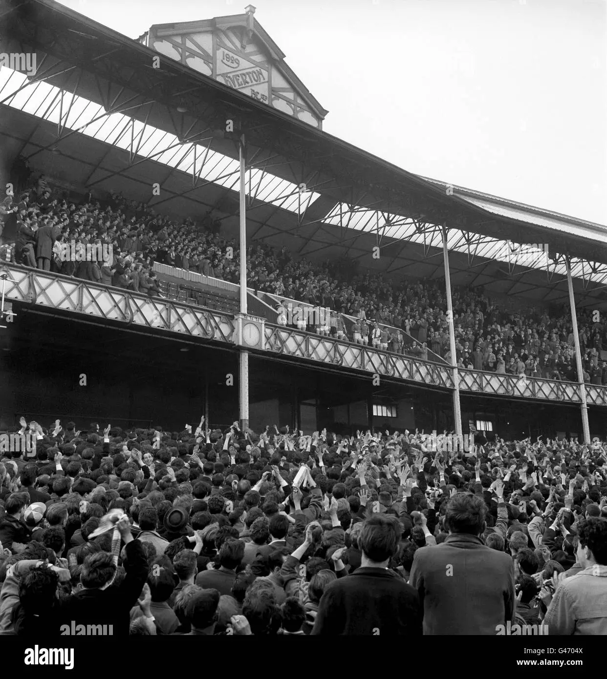 everton-fans-flood-goodison-park-after-they-won-the-division-one-league-G4704X.webp