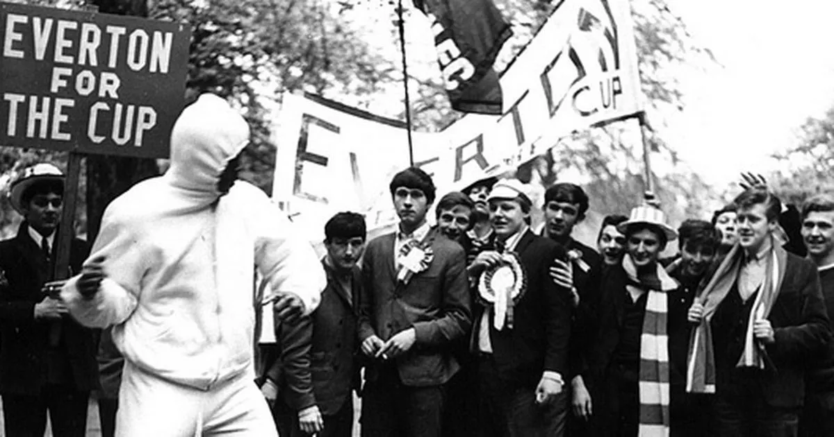 everton-fans-with-muhammad-ali-in-hyde-park-ahead-of-the-1966-fa-cup-final-77570171.webp