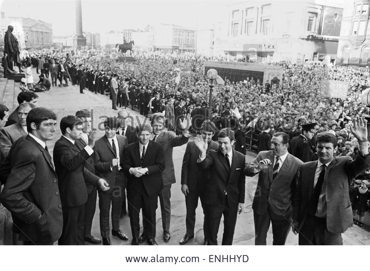 everton-players-return-home-after-losing-the-1968-fa-cup-final-to-ENHHYD.webp