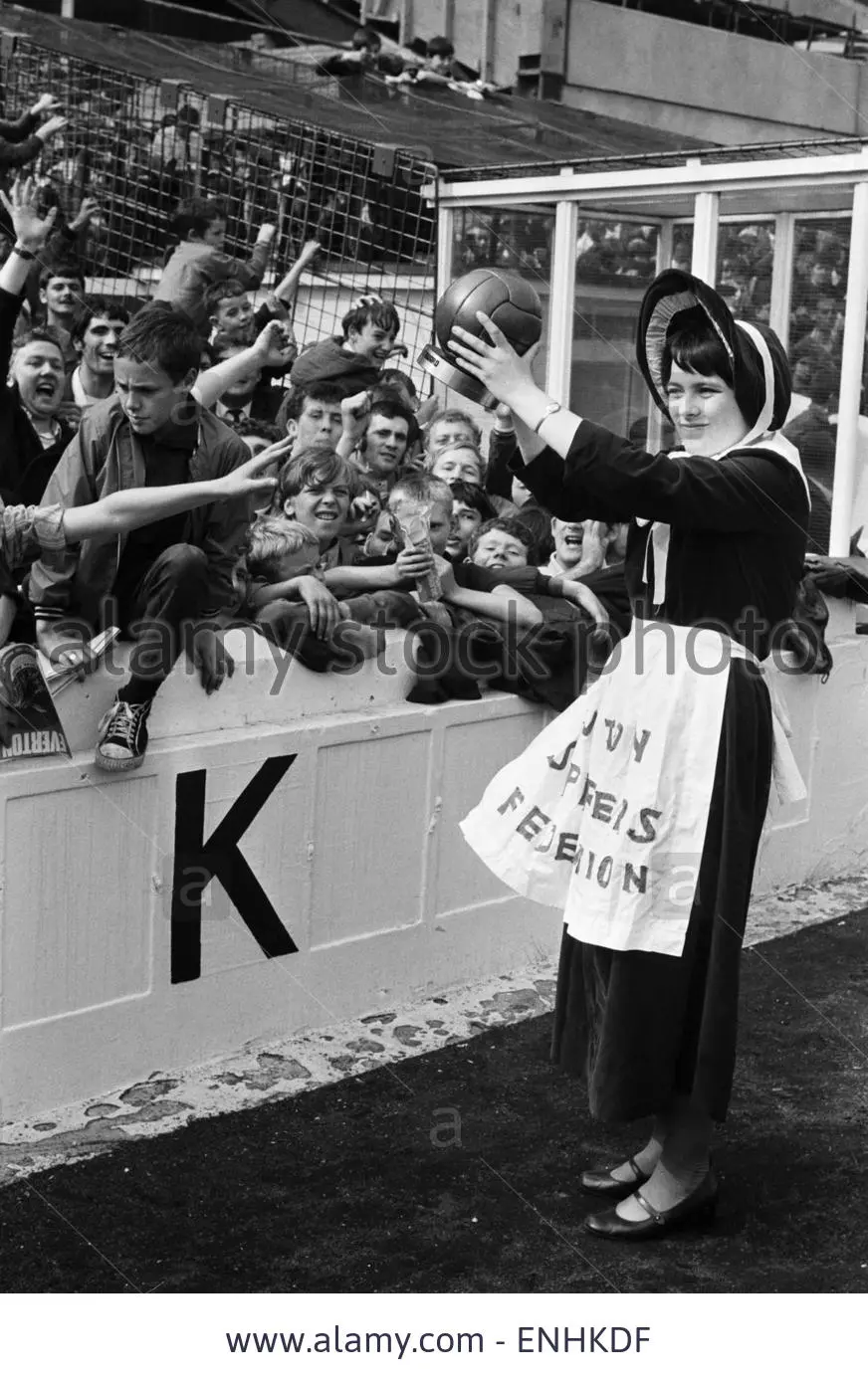 everton-toffee-lady-16-year-old-catherine-dunn-holds-a-trophy-presented-ENHKDF.webp