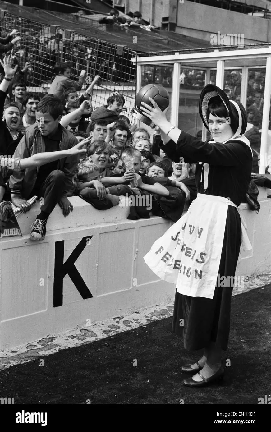 everton-toffee-lady-16-year-old-catherine-dunn-holds-a-trophy-presented-ENHKDF.webp