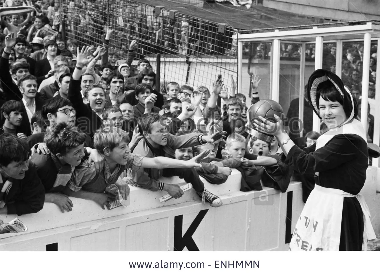 everton-toffee-lady-16-year-old-catherine-dunn-holds-a-trophy-presented-ENHMMN.webp