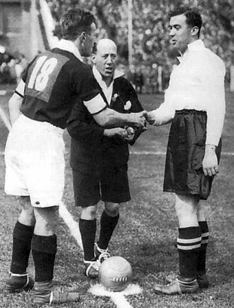 Everton_v_manchester_captains_1933_final.webp