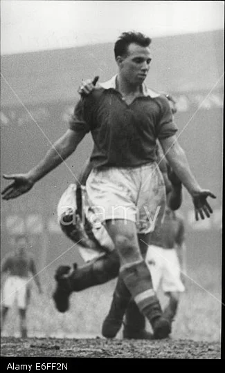 footballer-peter-farrell-of-everton-fc-E6FF2N.webp