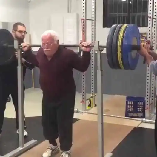 img-84-years-old-and-still-doing-squats-no-excuses-668.webp