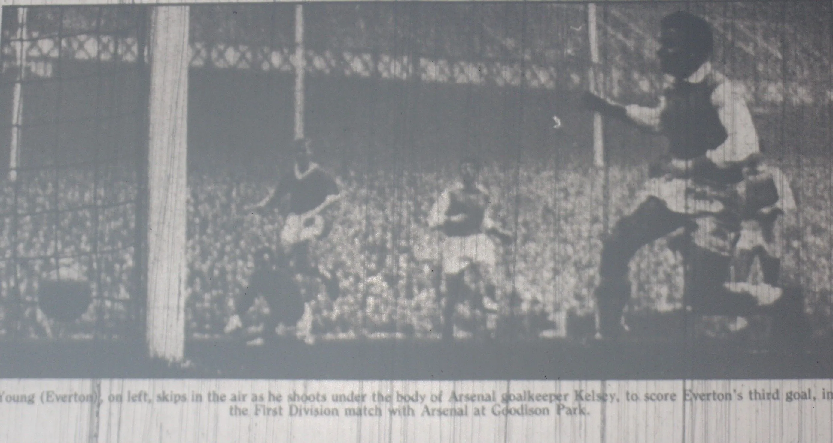 IMG_5838 132 29.04.61 Young v Arsenal (H) Alex Young fires under the body of Arsenal keeper, ...webp