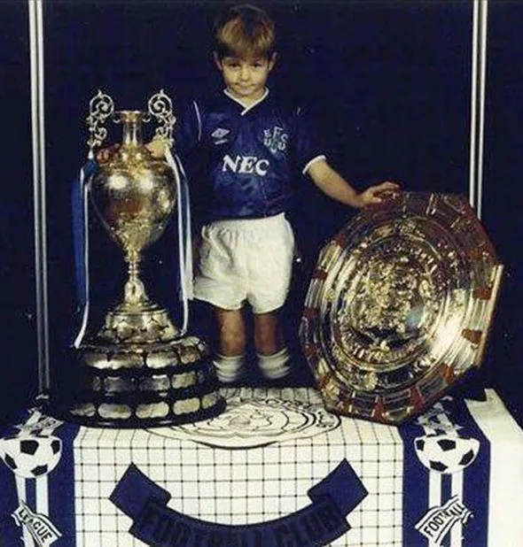 Liverpool-hero-Steven-Gerrard-explains-truth-behind-boyhood-picture-of-him-in-Everton-kit-224...webp