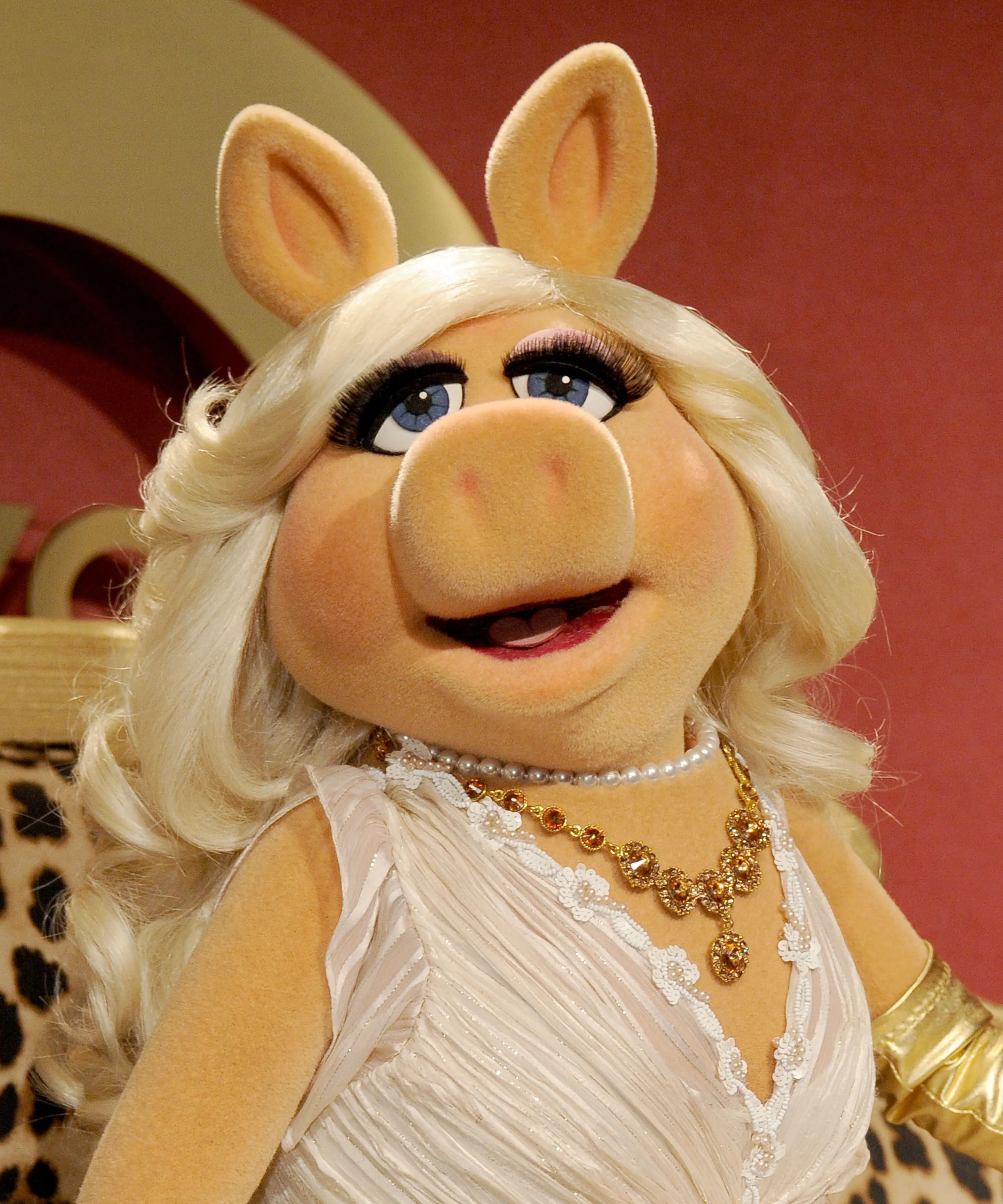 missy-piggy-makeup.webp