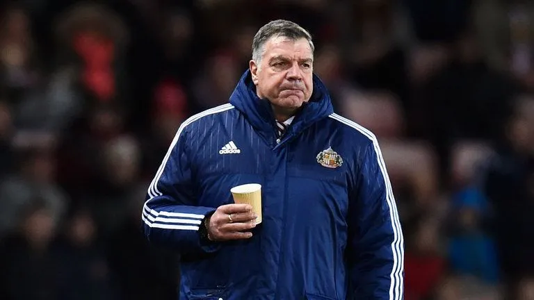 sam-allardyce-sunderland-on-touchline-with-coffee_3414332.webp