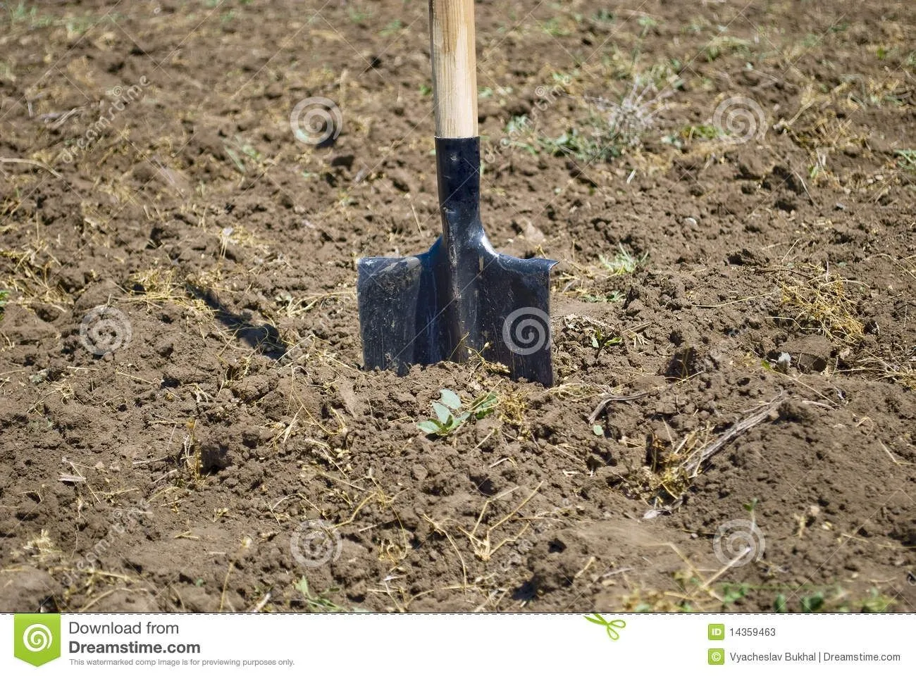 spade-driven-ground-14359463.webp