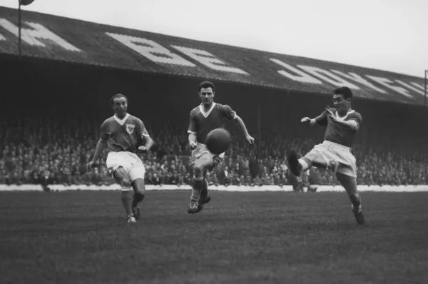 stanley-matthews-competes-john-bramwell-bobby-5743583.webp