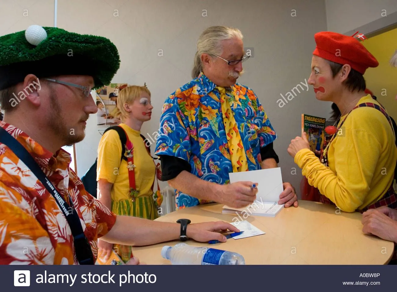 the-hopital-clown-patch-adams-signing-books-and-meeting-fans-A0BW8P.webp