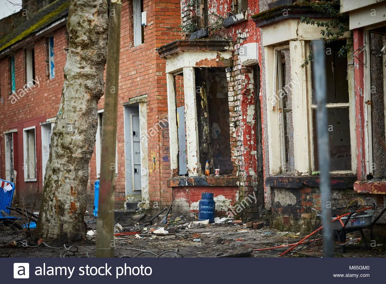 the-welsh-street-area-being-refurbished-terraced-houses-being-brought-M65GM0.jpg