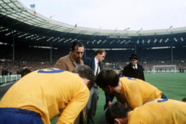 harry-catterick-with-his-troops-at-wembley-in-1968-364017356.jpg